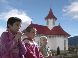 La Mănăstirea Podu Coşnei, preotul Negrea are grijă de zeci de copii orfani sau provenind din familii dezorganizate