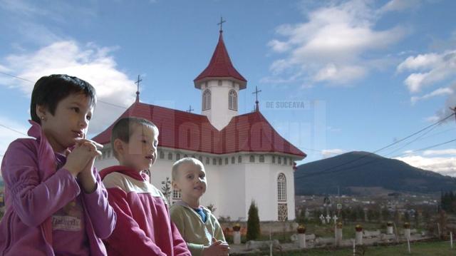 La Mănăstirea Podu Coşnei, preotul Negrea are grijă de zeci de copii orfani sau provenind din familii dezorganizate