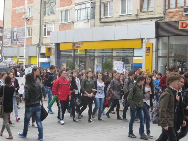 Aproape o mie de voluntari au militat ieri pe străzile Sucevei împotriva violenţei, a drogurilor şi a tutunului