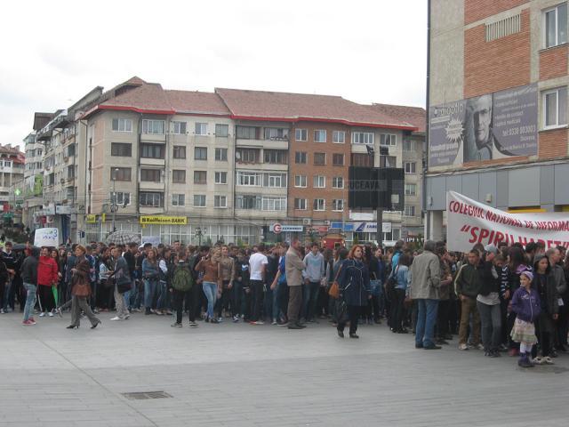 Aproape o mie de voluntari au militat ieri împotriva violenţei, a drogurilor şi a tutunului