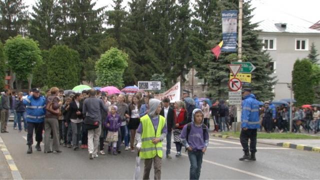 Aproape o mie de voluntari au militat ieri împotriva violenţei, a drogurilor şi a tutunului