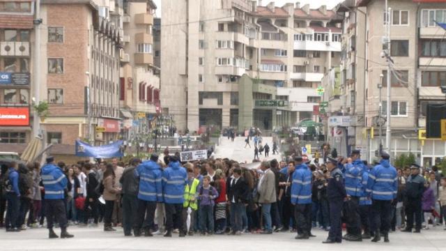 Aproape o mie de voluntari au militat ieri împotriva violenţei, a drogurilor şi a tutunului