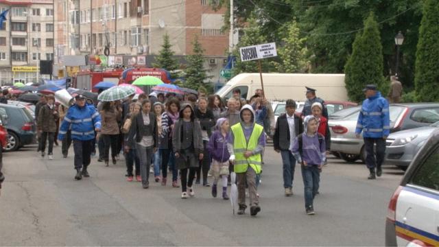 Aproape o mie de voluntari au militat ieri împotriva violenţei, a drogurilor şi a tutunului