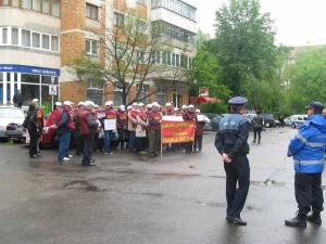 Angajaţii de la Poştă au pichetat sediul din Suceava al instituţiei