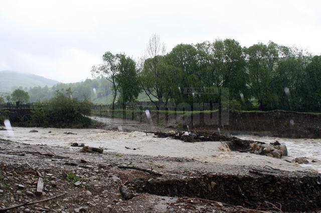 Podeţul din tuburi de beton a fost măturat de apele învolburate încărcate de gunoaie