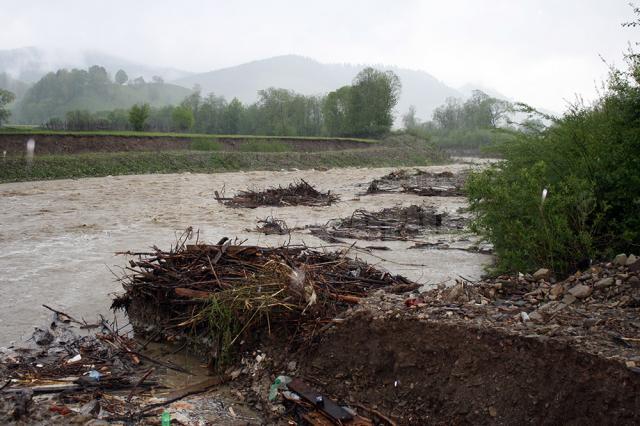 Peste 1.300 de oameni, aproape izolaţi la Pleşa şi Poiana Micului, după ce drumul de acces a fost rupt de ape