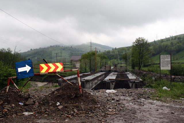 Peste 1.300 de oameni, aproape izolaţi la Pleşa şi Poiana Micului, după ce drumul de acces a fost rupt de ape