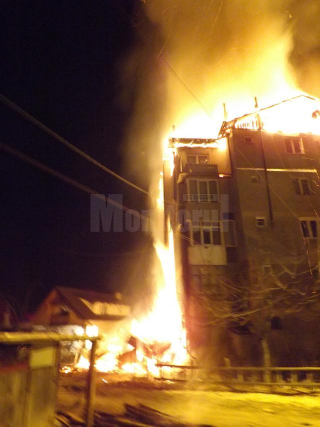 Flăcările au cuprins blocul cu patru etaje