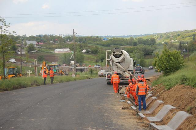 Victor Ponta a inspectat ieri şantierul de pe drumul naţional care face legătura dintre Suceava şi Botoşani