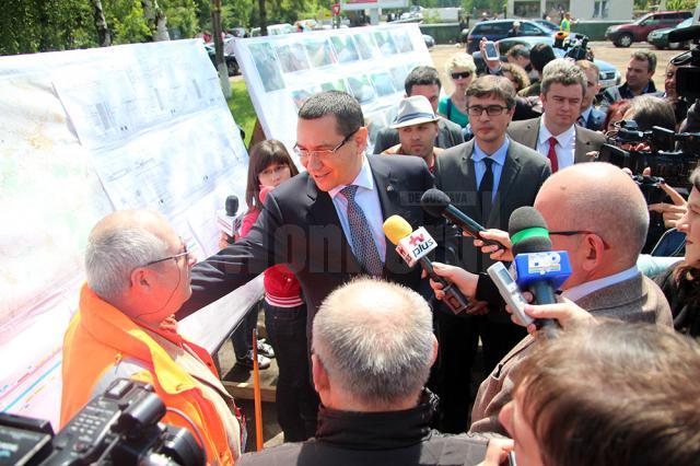 Victor Ponta a inspectat ieri şantierul de pe drumul naţional care face legătura dintre Suceava şi Botoşani