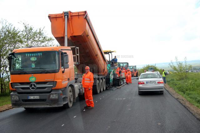 Victor Ponta a inspectat ieri şantierul de pe drumul naţional care face legătura dintre Suceava şi Botoşani