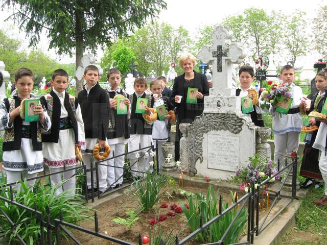 Ofrandă de carte la mormântul lui Constantin Ştefuriuc