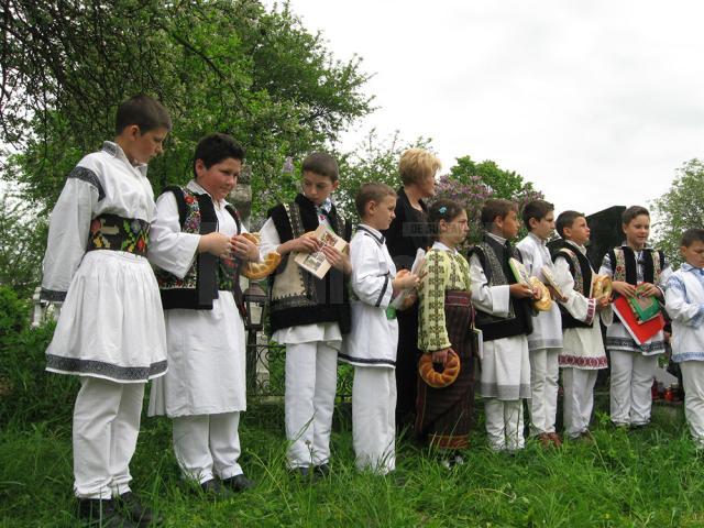 Ofrandă de carte la mormântul lui Constantin Ştefuriuc