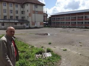 Directorul LPS, Ioan Radu şi o parte din campusul abandonat al LPS