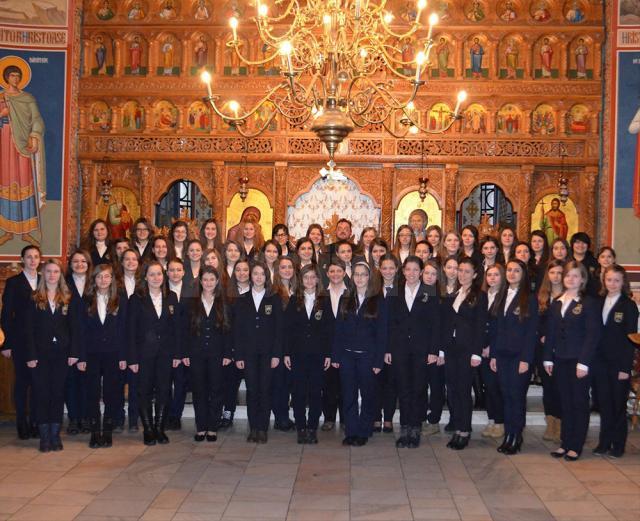 Corul de fete „Ciprian Porumbescu” al Colegiului Naţional „Ştefan cel Mare”, coordonat de preotul prof. Lucian Tablan Popescu