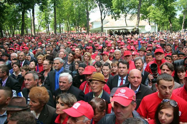 Mii de membri şi simpatizanţi ai PSD din Suceava şi Botosani au participat la un miting electoral