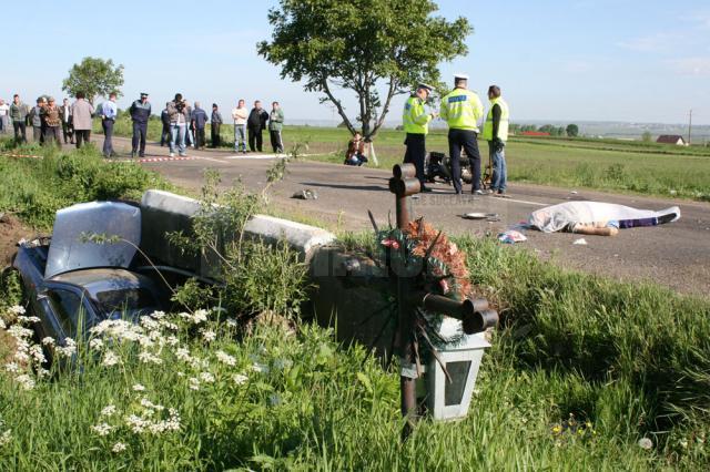 Un mort şi patru răniţi, după ce un ATV a fost lovit de o maşină