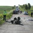 Un mort şi patru răniţi, după ce un ATV a fost lovit de o maşină