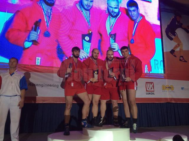 Gheorghe Ignat (al doilea din dreapta), pe podiumul Europenelor, alături de greii care au luptat la +100 de kilograme