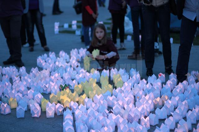 Peste 3000 de gulguţe realizate de cercetaşi au luminat centrul Sucevei