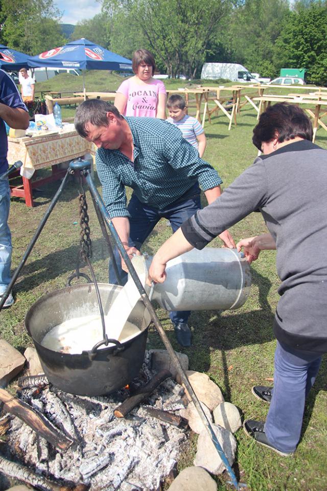 Hora Bucovinei a adus ieri la Bucşoaia mii de oameni din toate colțurile judeţului