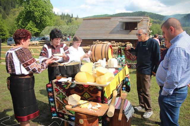 Hora Bucovinei a adus ieri la Bucşoaia mii de oameni din toate colțurile judeţului