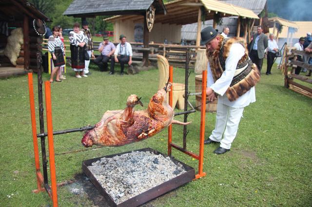 Hora Bucovinei a adus ieri la Bucşoaia mii de oameni din toate colțurile judeţului