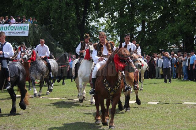 Hora Bucovinei a adus ieri la Bucşoaia mii de oameni din toate colțurile judeţului