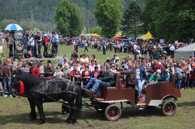 Hora Bucovinei a adus ieri la Bucşoaia mii de oameni din toate colțurile judeţului