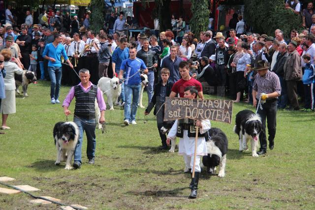 Hora Bucovinei a adus ieri la Bucşoaia mii de oameni din toate colțurile judeţului