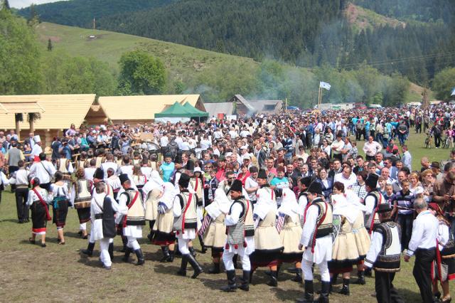 Hora Bucovinei a adus ieri la Bucşoaia mii de oameni din toate colțurile judeţului