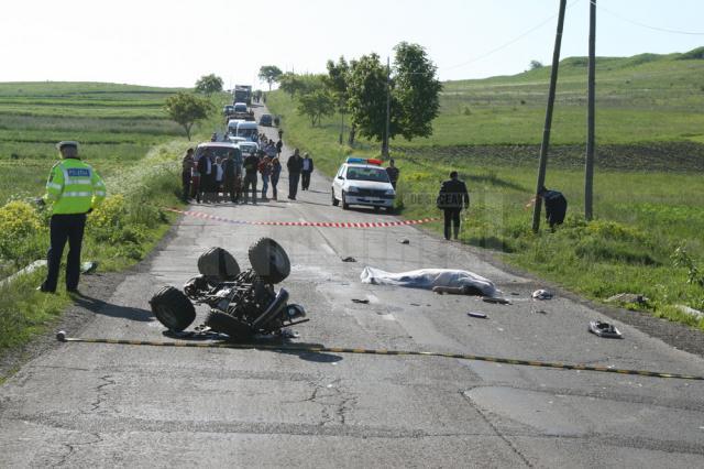 Un mort şi patru răniţi, după ce un ATV a fost lovit de o maşină