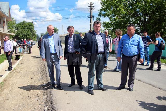 Cătălin Nechifor a fost prezent ieri în Vereşti pentru a verifica lucrările la drumul comunal Hancea - Corocăieşti