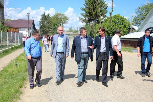 Cătălin Nechifor a fost prezent ieri în Vereşti pentru a verifica lucrările la drumul comunal Hancea - Corocăieşti