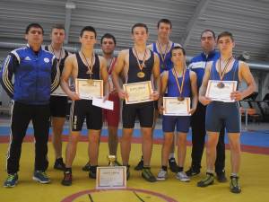 Cei șapte suceveni medaliați la naționalele școlare alături de antrenorii Andrei Bolohan și Valerică Gherasim