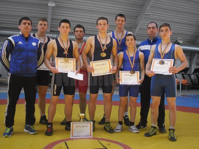 Cei șapte suceveni medaliați la naționalele școlare alături de antrenorii Andrei Bolohan și Valerică Gherasim
