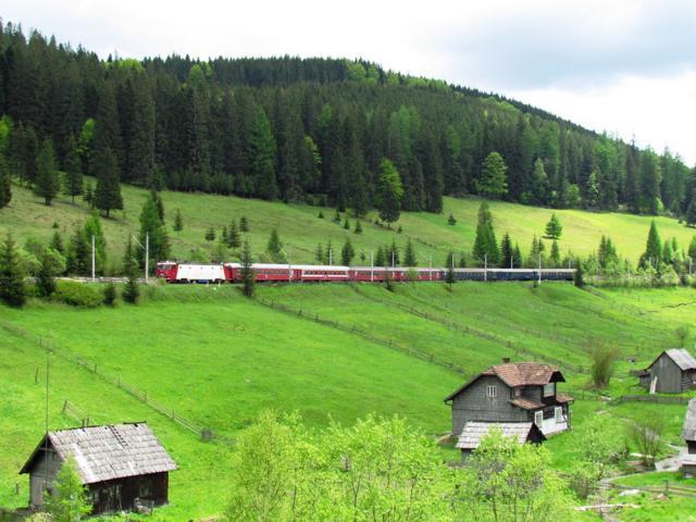 Trenul turistic (ultimele trei vagoane) a ajuns în judeţul Suceava tractat de trenul CFR Iaşi-Cluj Napoca. Foto: forumtrenuri.com