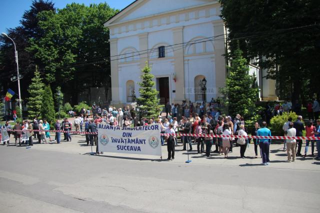 Profesorii suceveni au ieşit în stradă pentru a-şi cere drepturile