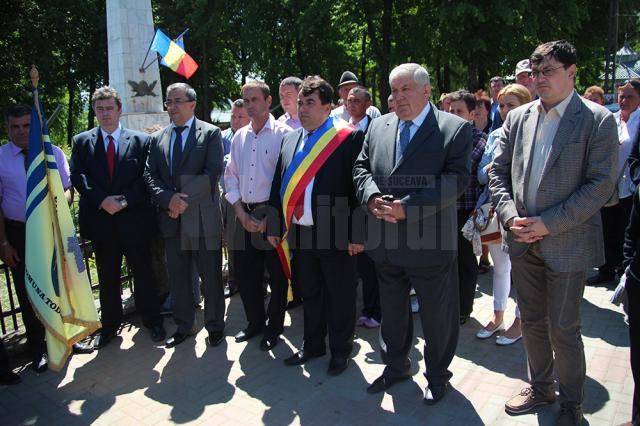 Preşedintele CJ Cătălin Nechifor, prefectul Florin Sinescu, deputatul Gavril Mîrza şi dr. Tiberius Brădăţan, invitaţi la inaugurarea drumului din Todireşti