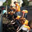 Democrat-liberalii suceveni au plantat ieri peste 1.500 de flori pe aleea din fața sediului organizației municipale Suceava a partidului