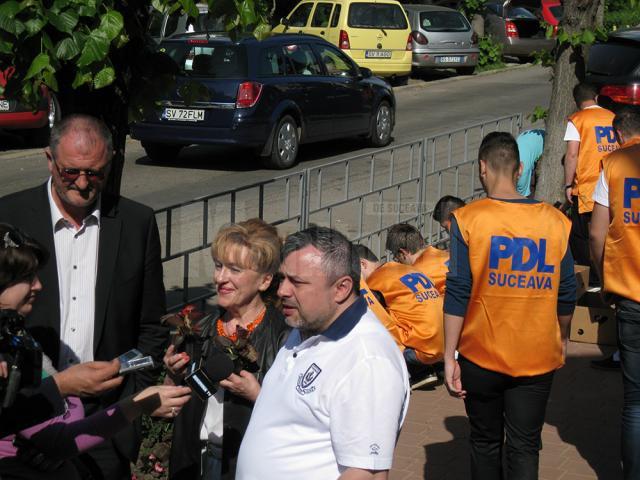 Alături de tinerii democrat-liberali s-au aflat deputatul Ioan Balan, deputata Sanda-Maria Ardeleanu și Orest Onofrei