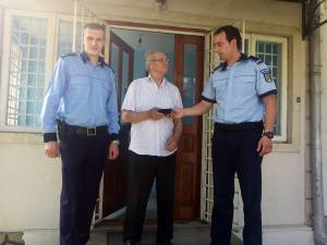 Cei doi poliţişti şi bărbatul de 78 de ani căruia i-au restituit portofelul