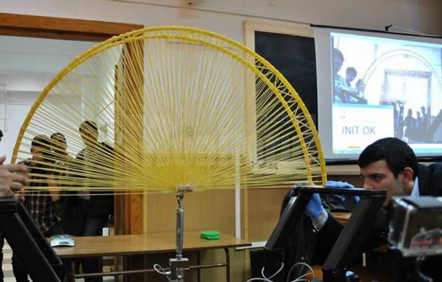 Echipa sucevenilor a realizat un pod din spaghete, penne şi adeziv, capabil să susţină 393.5 kilograme