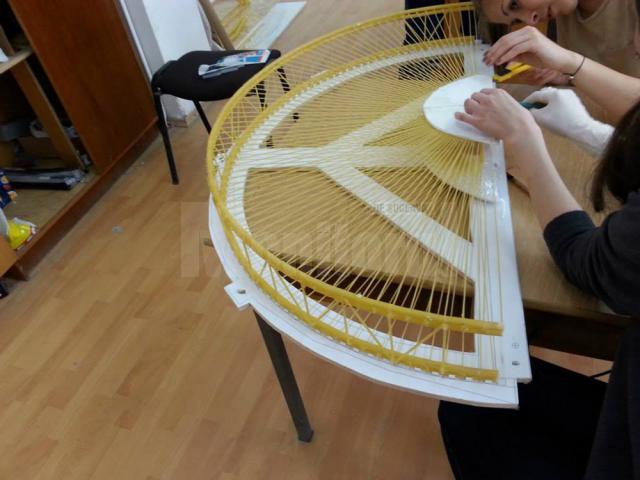 Echipa sucevenilor a realizat un pod din spaghete, penne şi adeziv, capabil să susţină 393.5 kilograme