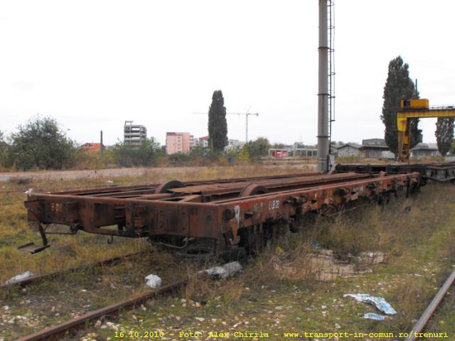 Prefectura Suceava a solicitat companiei Căile Ferate Române un şasiu de tren pentru a improviza un pod auto peste pârâul Valea Seacă. Foto: Alex Chirila