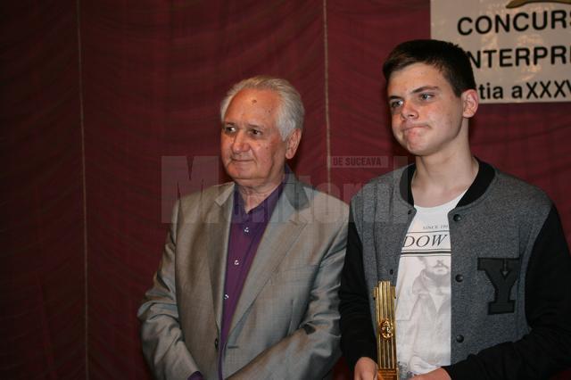 Câştigătorul „Lirei de Aur”, alături de preşedintele juriului, Viorel Munteanu