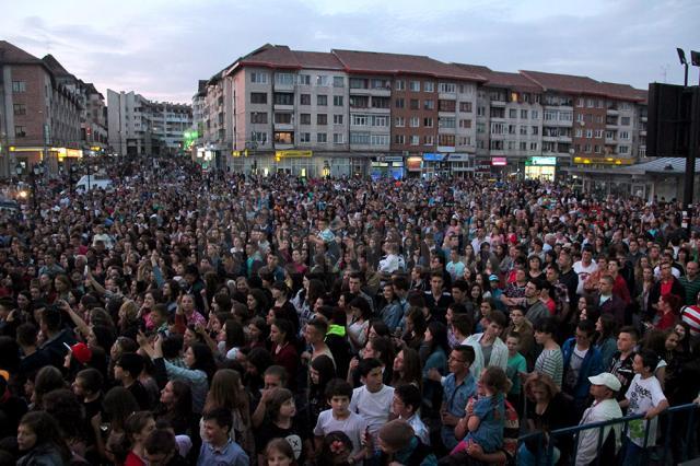 Artiştii invitaţi în spectacol de PDL au încântat peste 20.000 de persoane prezente pe esplanada din centrul municipiului Suceava
