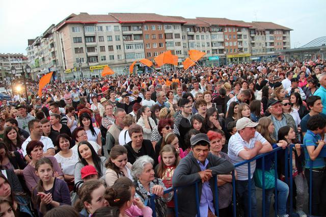 Artiştii invitaţi în spectacol de PDL au încântat peste 20.000 de persoane prezente pe esplanada din centrul municipiului Suceava