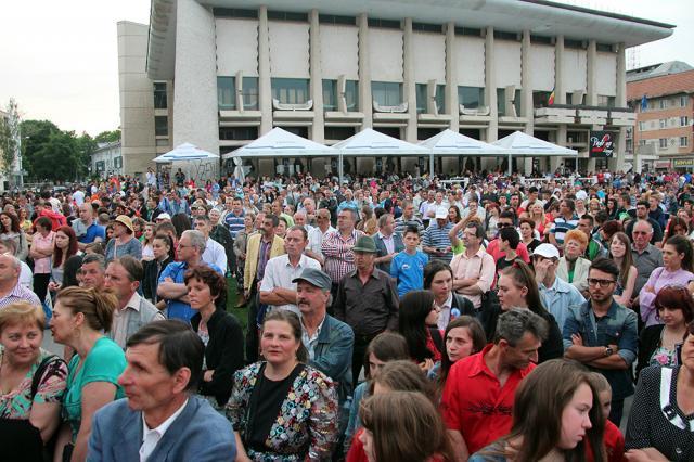 Artiştii invitaţi în spectacol de PDL au încântat peste 20.000 de persoane prezente pe esplanada din centrul municipiului Suceava