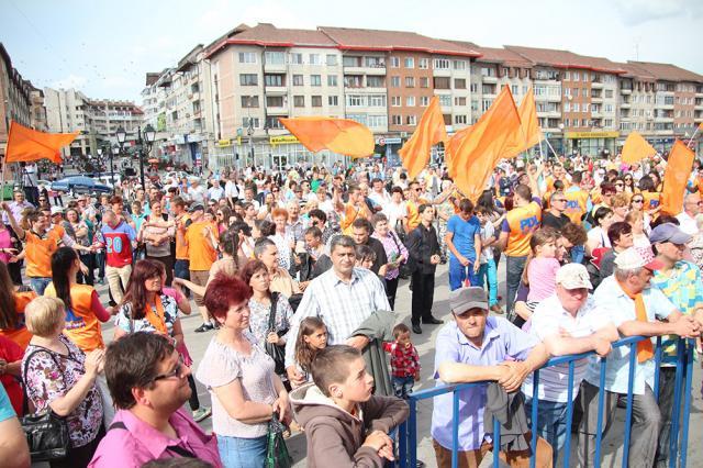 O mare de oameni, la megaconcertul organizat de PDL în centrul Sucevei